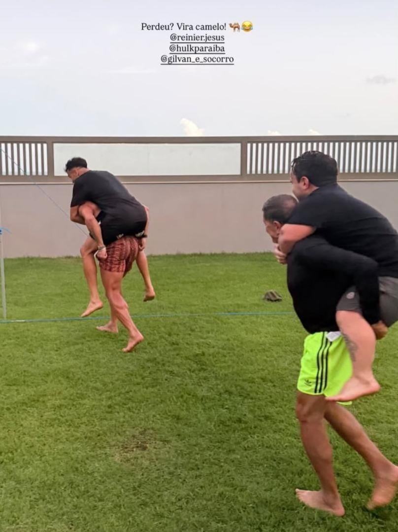 Reinier é carregado por Hulk após vencer desafio - (foto: Reprodução/Redes sociais)