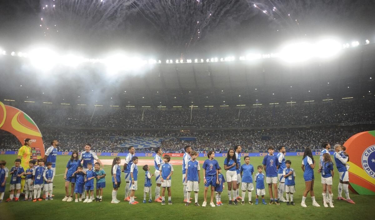 Jogadores do Cruzeiro antes da partida contra o Corinthians (foto: Alexandre Guzanshe/EM/D.A. Press)