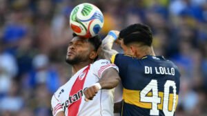 Jogadores de River e Boca Juniors disputam bola durante clássico - Crédito: 