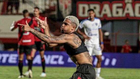 Robert Santos, meia-atacante do Atlético, durante comemoração de gol pelo Atlético-GO (foto: Bruno Corsino/Atlético-GO)