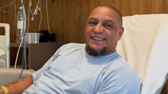 Roberto Carlos sorri em foto após cirurgia no coração (foto: Reprodução)