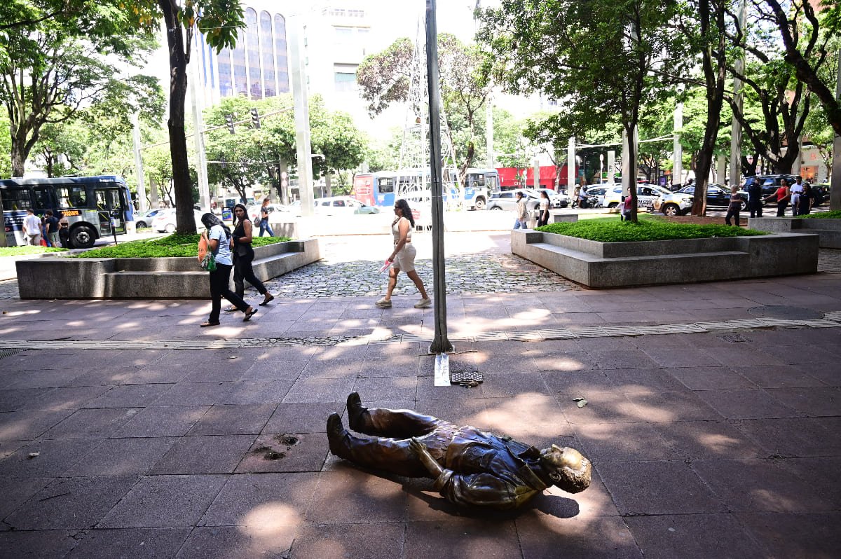 Estátua de Roberto Drummond foi derrubada na Praça da Savassi e teve que ser retirada
