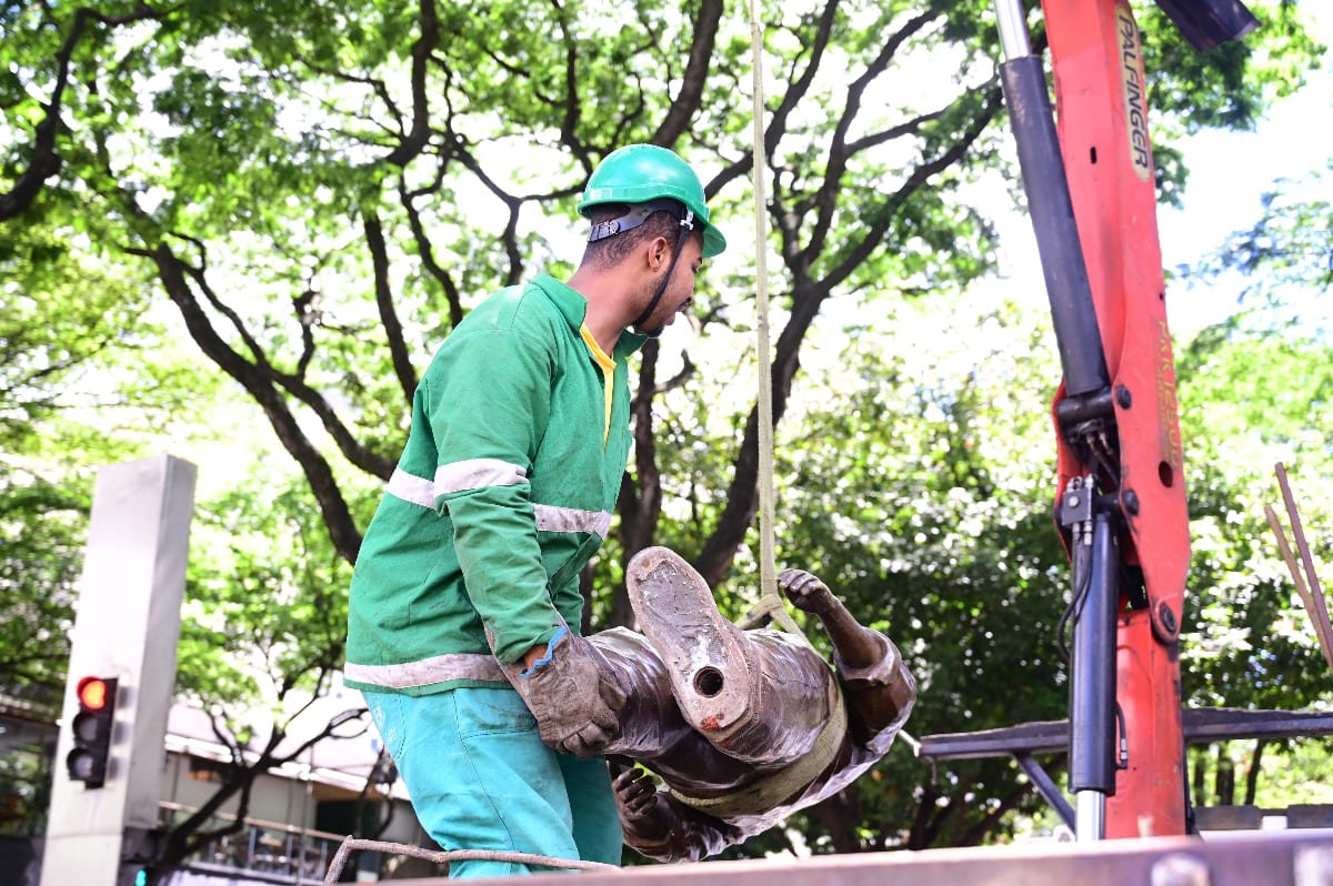 Estátua de Roberto Drummond foi derrubada na Praça da Savassi e teve que ser retirada