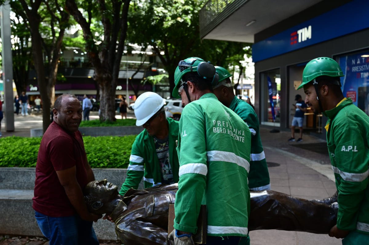 Estátua de Roberto Drummond foi derrubada na Praça da Savassi e teve que ser retirada