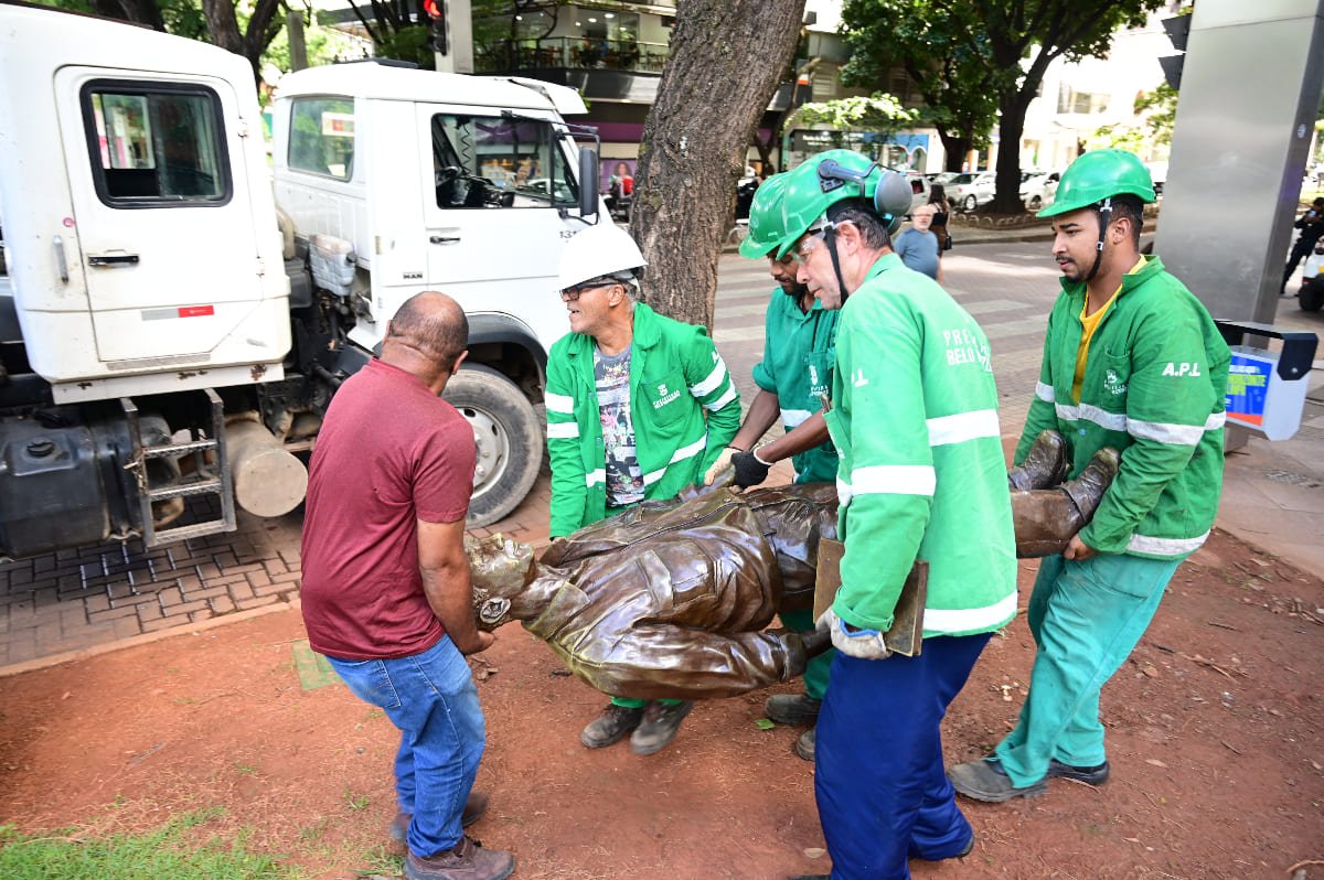 Estátua de Roberto Drummond foi derrubada na Praça da Savassi e teve que ser retirada