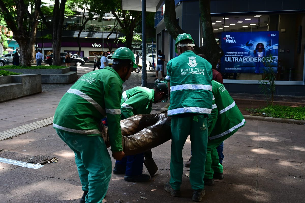 Estátua de Roberto Drummond foi derrubada na Praça da Savassi e teve que ser retirada