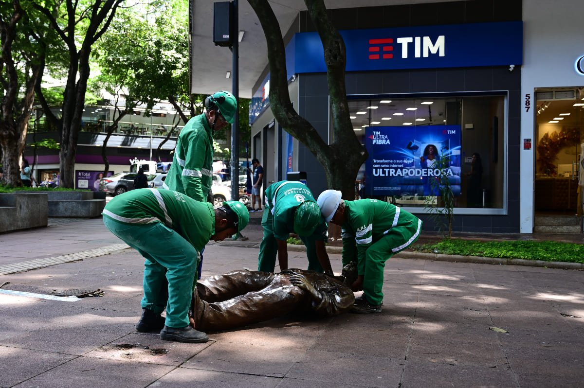Estátua de Roberto Drummond foi derrubada na Praça da Savassi e teve que ser retirada