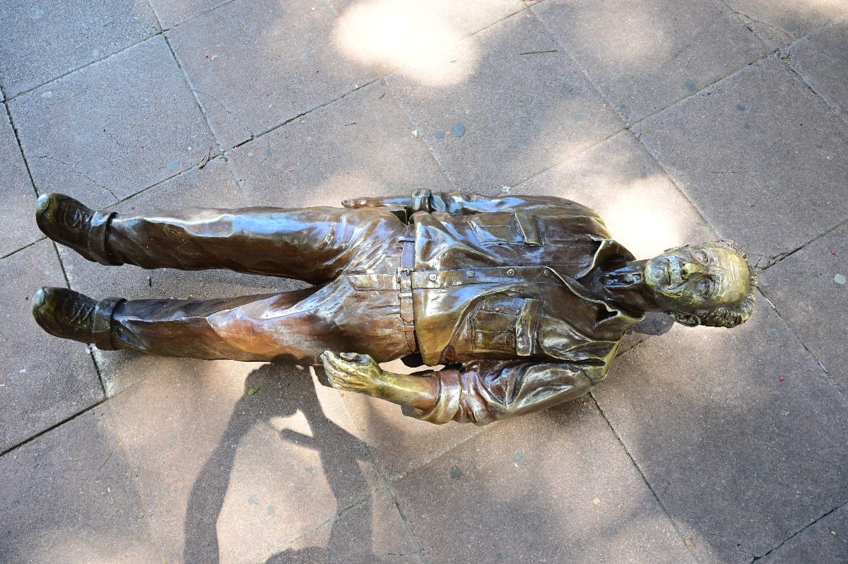 Estátua de Roberto Drummond foi derrubada na Praça da Savassi e teve que ser retirada
