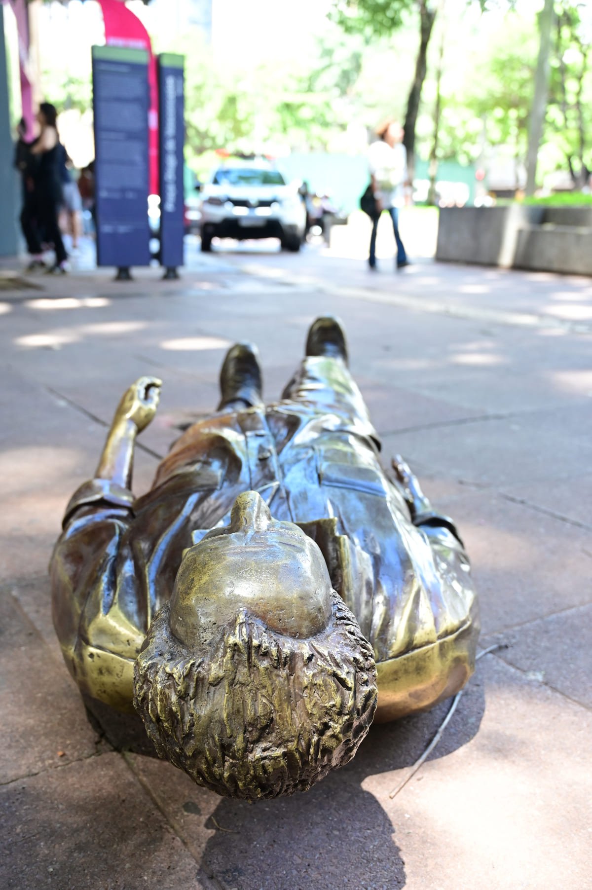 Estátua de Roberto Drummond foi derrubada na Praça da Savassi e teve que ser retirada