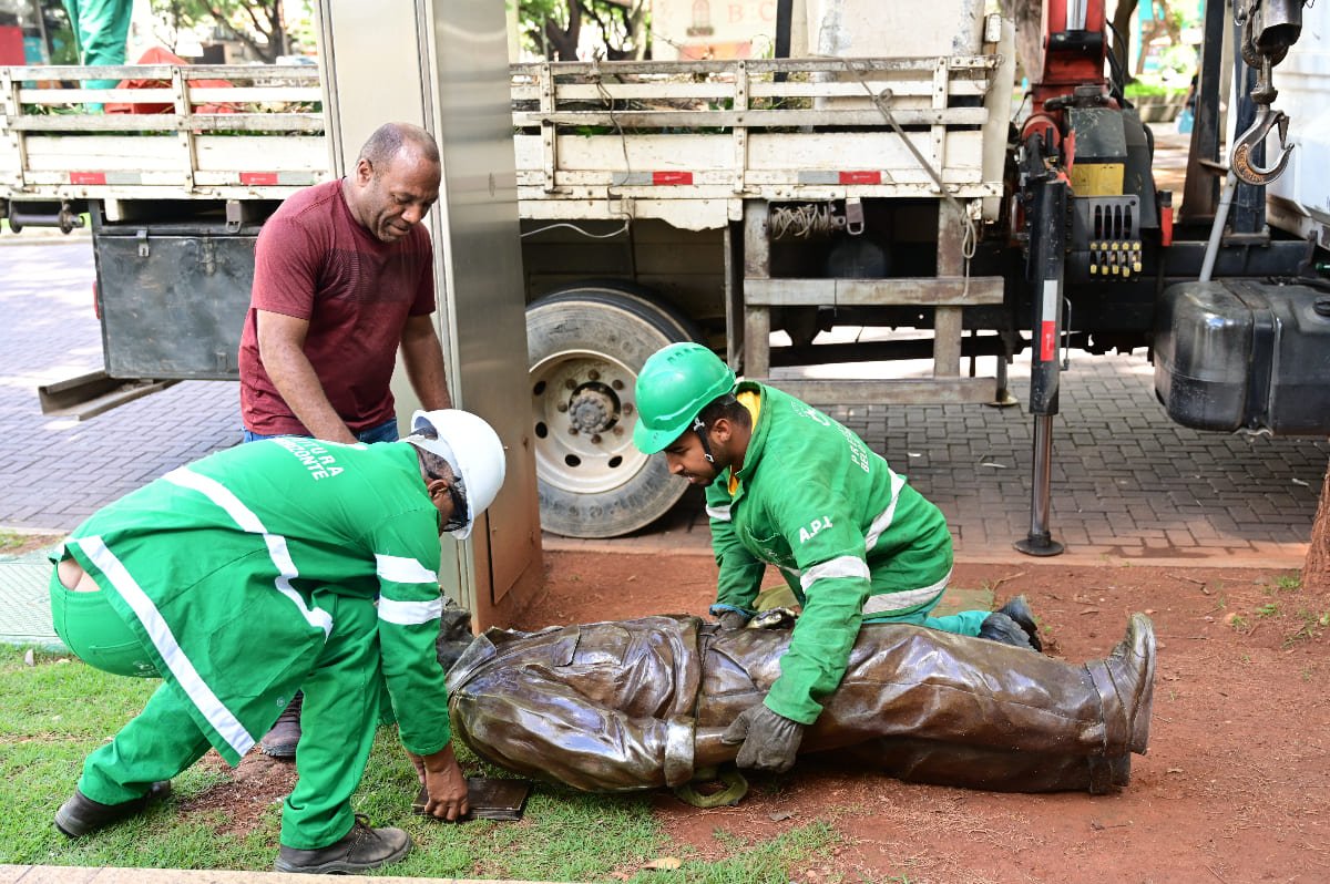 Estátua de Roberto Drummond foi derrubada na Praça da Savassi e teve que ser retirada