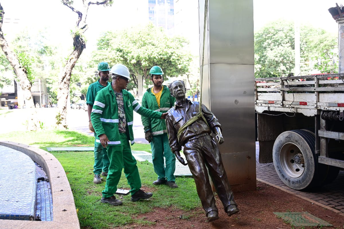 Estátua de Roberto Drummond foi derrubada na Praça da Savassi e teve que ser retirada