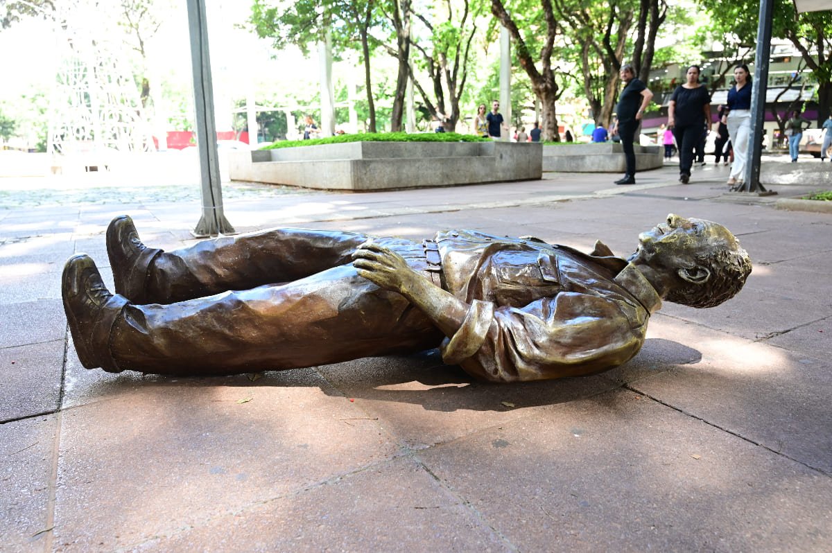 Estátua de Roberto Drummond foi derrubada na Praça da Savassi e teve que ser retirada