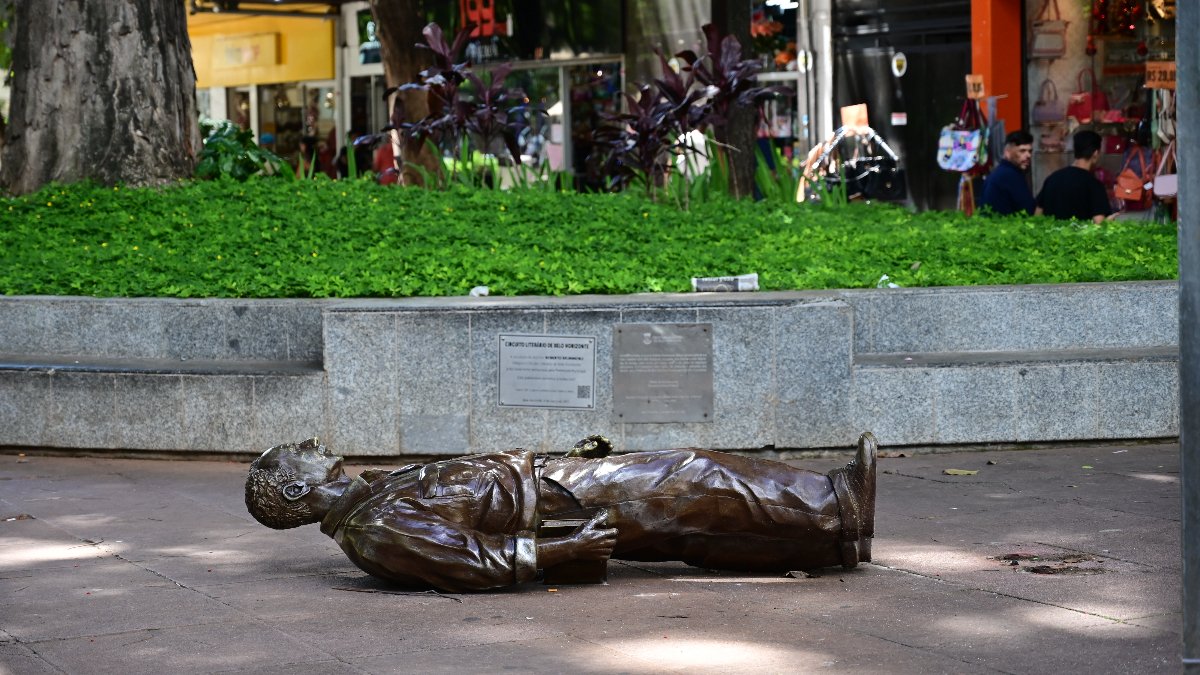 Estátua de Roberto Drummond derrubada na Praça da Savassi, em BH (foto: Leandro Couri/EM/D.A Press)
