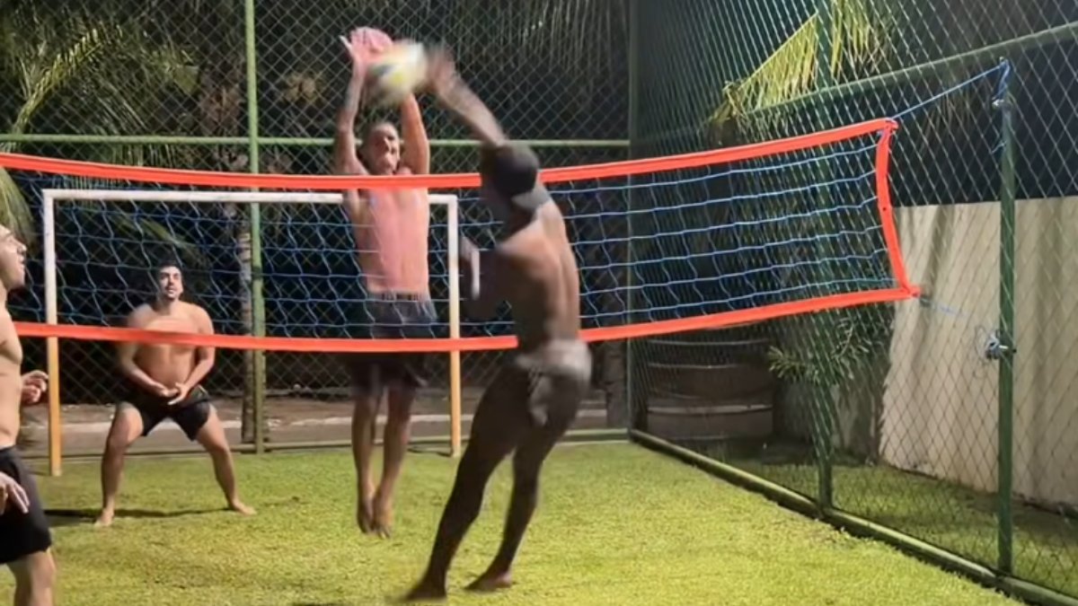 Rodrygo, do Real Madrid, joga partida de vôlei com amigos (foto: Reprodução/Instagram)
