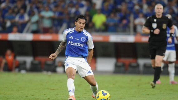 Lucas Romero em ação durante Cruzeiro x Corinthians (foto: Alexandre Guzanshe/EM/D.A. Press)