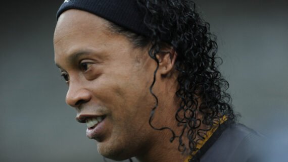 Ronaldinho em jogo festivo no Mineirão (foto: Alexandre Guzanshe/EM/D.A. Press)