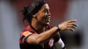 Ronaldinho Gaúcho com a camisa do Flamengo em 2012 (foto: VANDERLEI ALMEIDA/AFP - 1º/2/2012)