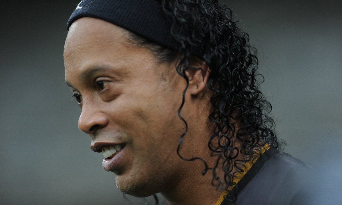 Ronaldinho em jogo festivo no Mineirão (foto: Alexandre Guzanshe/EM/D.A. Press)