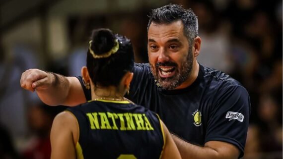 Rui Moreira orienta Natinha durante jogo do Praia Clube no Mundial de Clubes Feminino de Vôlei (foto: Divulgação/FIVB)