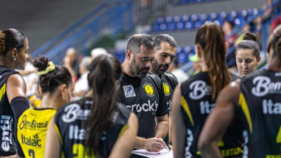 Rui Moreira orienta jogadoras do Praia Clube durante partida (foto: Bruno Cunha/Praia Clube)