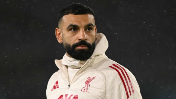 Salah não saiu do banco na partida contra o Leeds, neste sábado (6/12) (foto: Oli Scarff/AFP)