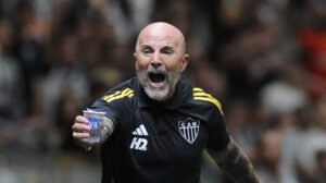 Sampaoli irritado durante jogo do Atlético - Crédito: 