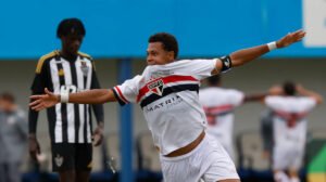 Paulinho comemora gol sobre o Atlético sub-20 - Crédito: 