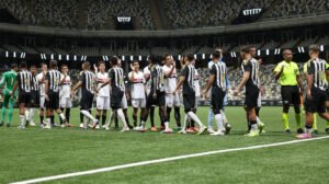 Jogadores de Atlético e São Paulo antes de jogo pela Copa do Brasil Sub-20 - Crédito: 