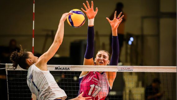 Gabi Guimarães e Antropova em ação na final do Mundial de Clubes Feminino de Vôlei (foto: Divulgação/FIVB)