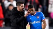 Diego Simeone e Renan Lodi durante jogo do Atlético de Madrid contra o Rayo Vallecano, em março de 2022 (foto: Oscar del Pozo/AFP)