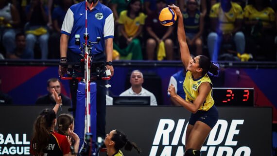 Tainara em ação pelo Brasil na Liga das Nações Feminina de Vôlei deste ano, no Maracanãzinho (foto: Divulgação/FIVB)