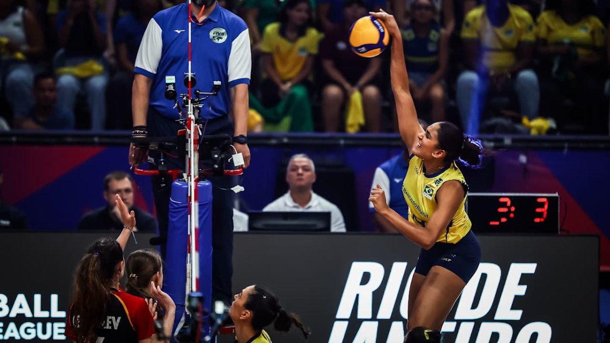 Tainara em ação pelo Brasil na Liga das Nações Feminina de Vôlei deste ano, no Maracanãzinho (foto: Divulgação/FIVB)
