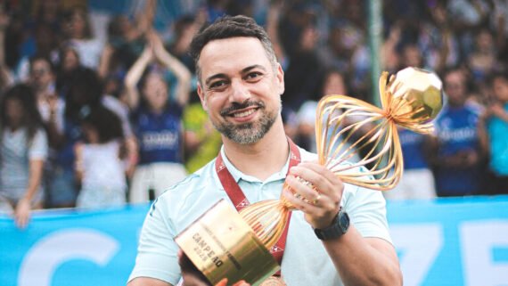 Técnico Jonas Urias tem contrato com o Cruzeiro até 2026 (foto: Gustavo Martins/Cruzeiro)