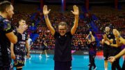 Técnico do Perugia, o italiano Angelo Lorenzetti é festejado pelos jogadores após título do Mundial de Clubes Masculino de Vôlei (foto: Divulgação/FIVB)