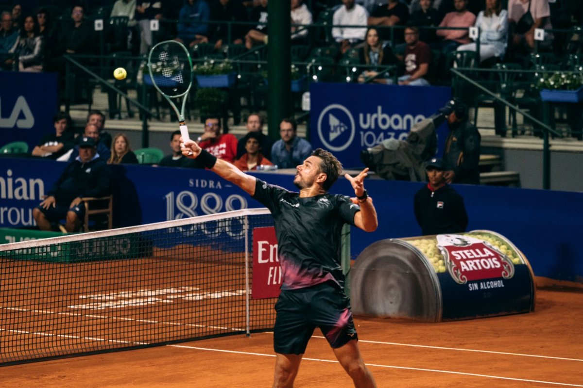 Stan Wawrinka, tricampeão de Grand Slam, defendendo uma jogada em quadra de saibro, próximo à rede (foto: Divulgação/Stan Wawrinka)
