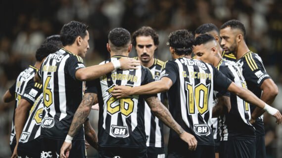 Time do Atlético reunido na Arena MRV antes de jogo contra o Palmeiras, pelo Campeonato Brasileiro (foto: Pedro Souza/Atlético)