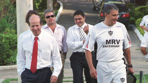 Tite (à direita na imagem) nos primeiros dias de Atlético, próximo a Ricardo Guimarães (ex-presidente e hoje investidor do clube), Renato Salvador (outro investidor) e Sérgio Sette Câmara (ex-presidente) (foto: Paulo Filgueiras/Estado de Minas)