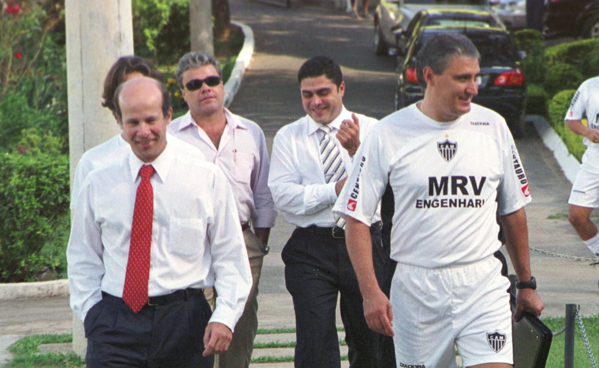 Tite (à direita na imagem) nos primeiros dias de Atlético, próximo a Ricardo Guimarães (ex-presidente e hoje investidor do clube), Renato Salvador (outro investidor) e Sérgio Sette Câmara (ex-presidente) (foto: Paulo Filgueiras/Estado de Minas)