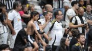 Torcedores do Atlético proferem xingamentos durante vitória do Palmeiras na Arena MRV (foto: Alexandre Guzanshe/EM/D.A. Press)