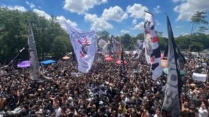 Torcida do Corinthians no CT em apoio ao time antes da final da Copa do Brasil - Crédito: 