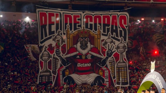 Torcida do Flamengo fez mosaico em homenagem ao título da Libertadores (foto: Adriann Fontes/Flamengo - 3/12/2025)