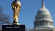 Troféu da Copa do Mundo em frente ao Kennedy Center (foto: Divulgação/Fifa)