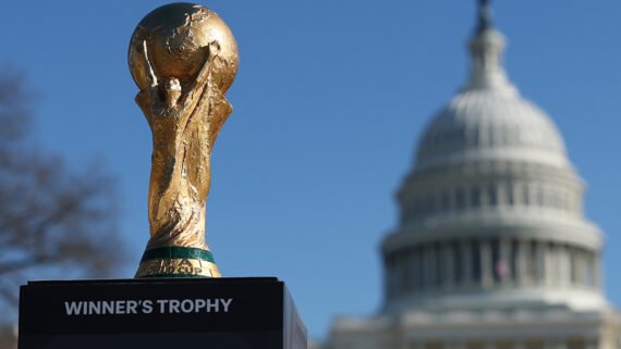 Troféu da Copa do Mundo em frente ao Kennedy Center (foto: Divulgação/Fifa)