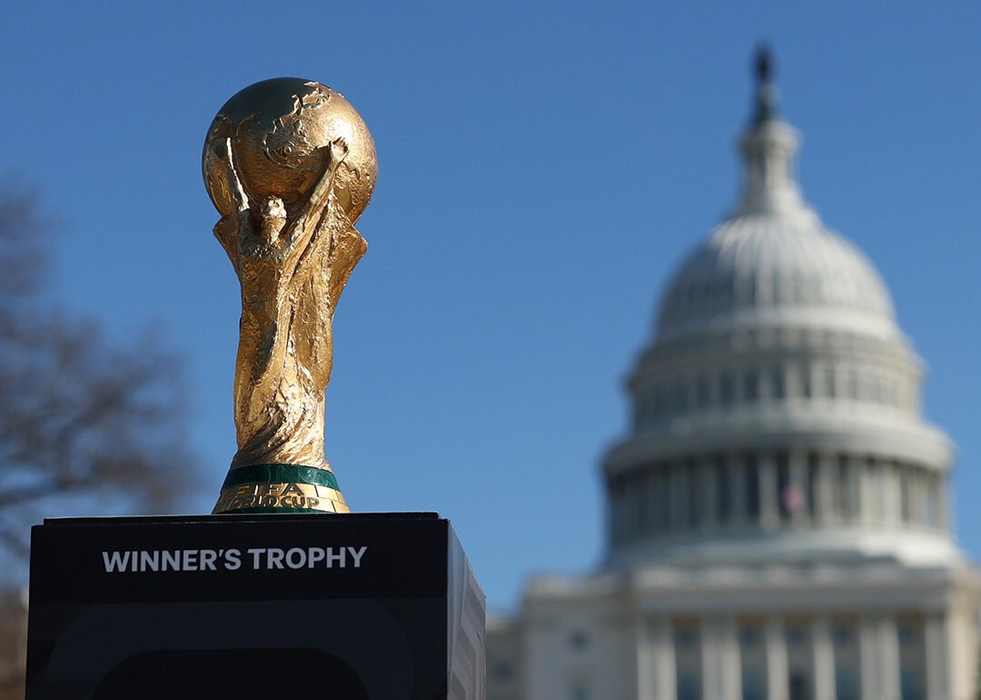 Troféu da Copa do Mundo em frente ao Kennedy Center (foto: Divulgação/Fifa)