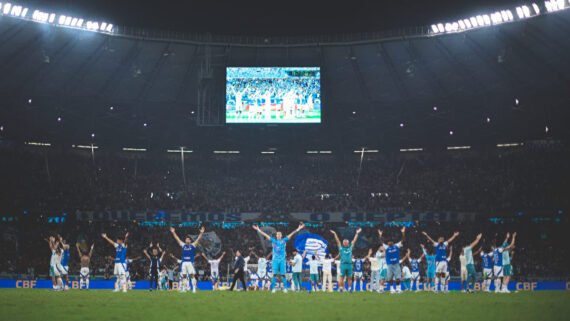 Jogadores do Cruzeiro saudando a torcida no Mineirão, em Belo Horizonte (foto: Gustavo Martins/Cruzeiro)