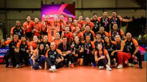 Valquíria segurou camisa de Tifanny durante a premiação ao Osasco no Mundial de Clubes Feminino de Vôlei - Crédito: 