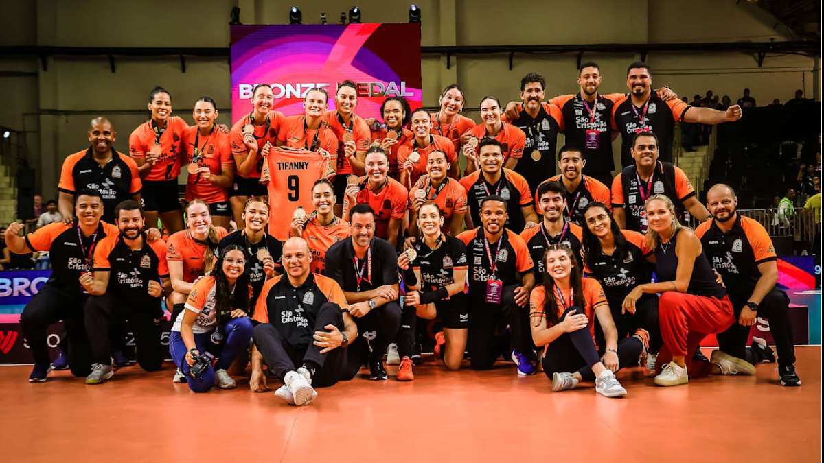Valquíria segurou camisa de Tifanny durante a premiação ao Osasco no Mundial de Clubes Feminino de Vôlei (foto: Divulgação/FIVB)
