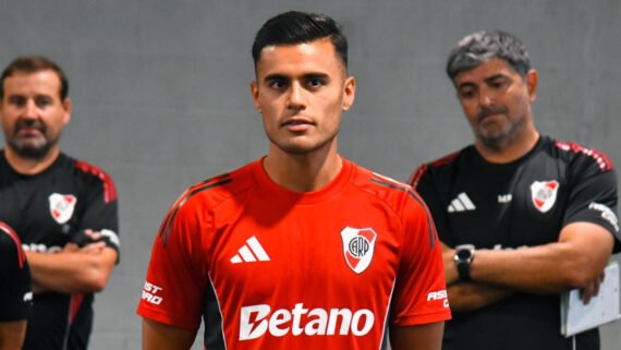 Fausto Vera no primeiro dia de treinamentos com a camisa do River Plate (foto: Divulgação/X/River Plate)