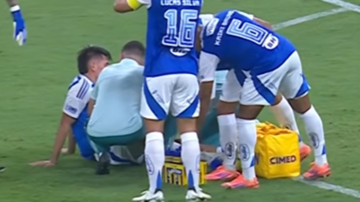 Momento em que Villalba foi atendido por médicos do Cruzeiro (foto: Reprodução)