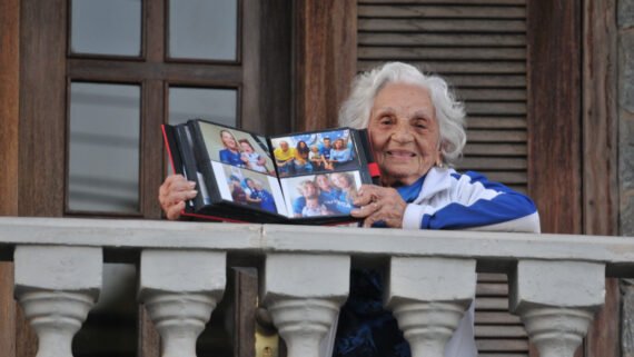 Vó Miracy, torcedora símbolo do Cruzeiro (foto: Ramon Lisboa/EM/D.A Press)